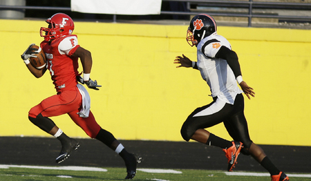  Fairfields's James Mitchell runs for a touchdown. 
